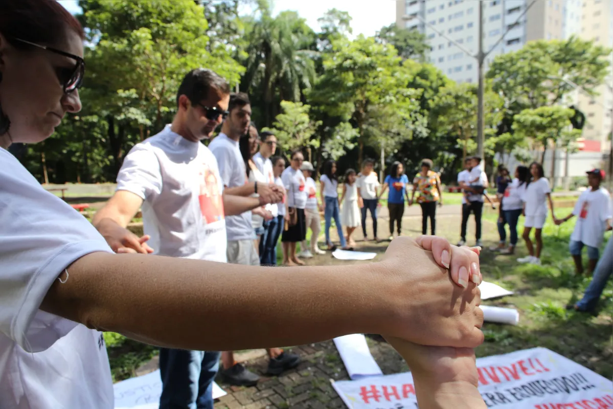 Com camisetas com a mensagem 'Hannan vive", o grupo percorreu vários pontos do centro da cidade