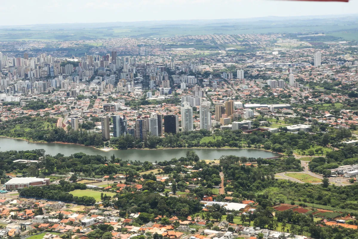 Os aviões do aeroclube sobrevoaram todas as regiões de Londrina, líderes religiosos embarcaram nos voos para a benção aérea da cidade