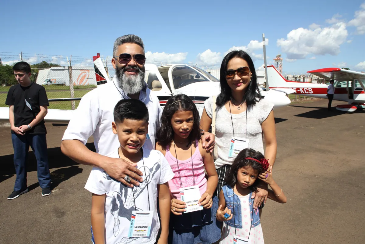 Edson Cruz e Karla Keiko foram ao Aeroclube com os filhos Cear, Tainara e Kalinca: as crianças nunca tinham estado tão perto dos aviões