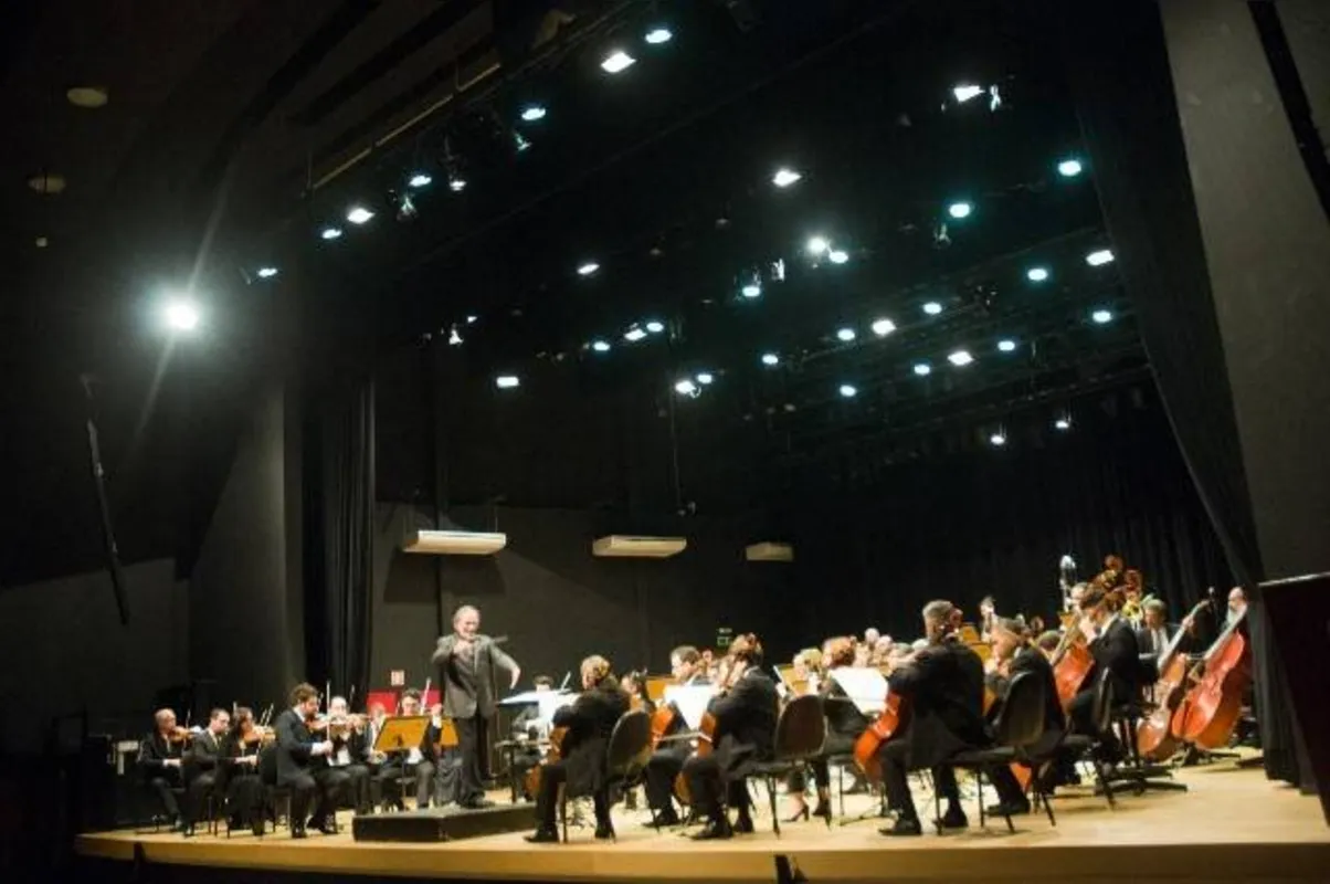 Festival Internacional de Música de Londrina 2019: orquestra sob a regência do maestro Norton Morozowski
