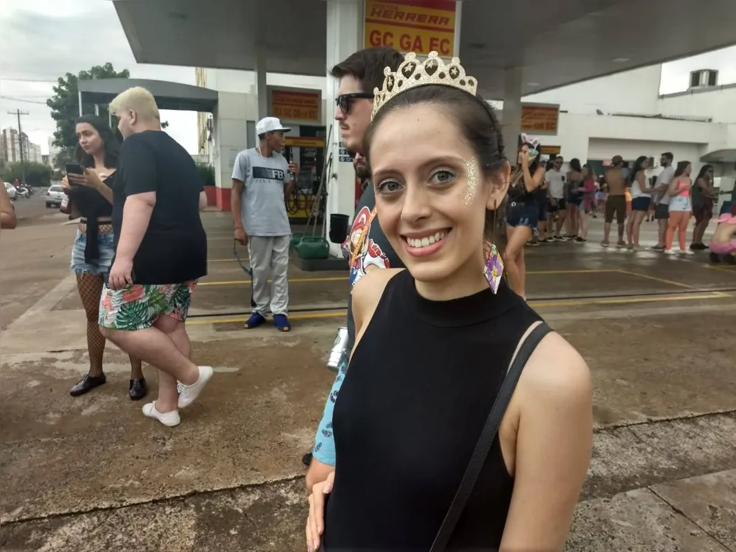 Aline Schmidt, de 23 anos, levou duas primas de Bandeirantes para participar do carnaval de rua de Londrina