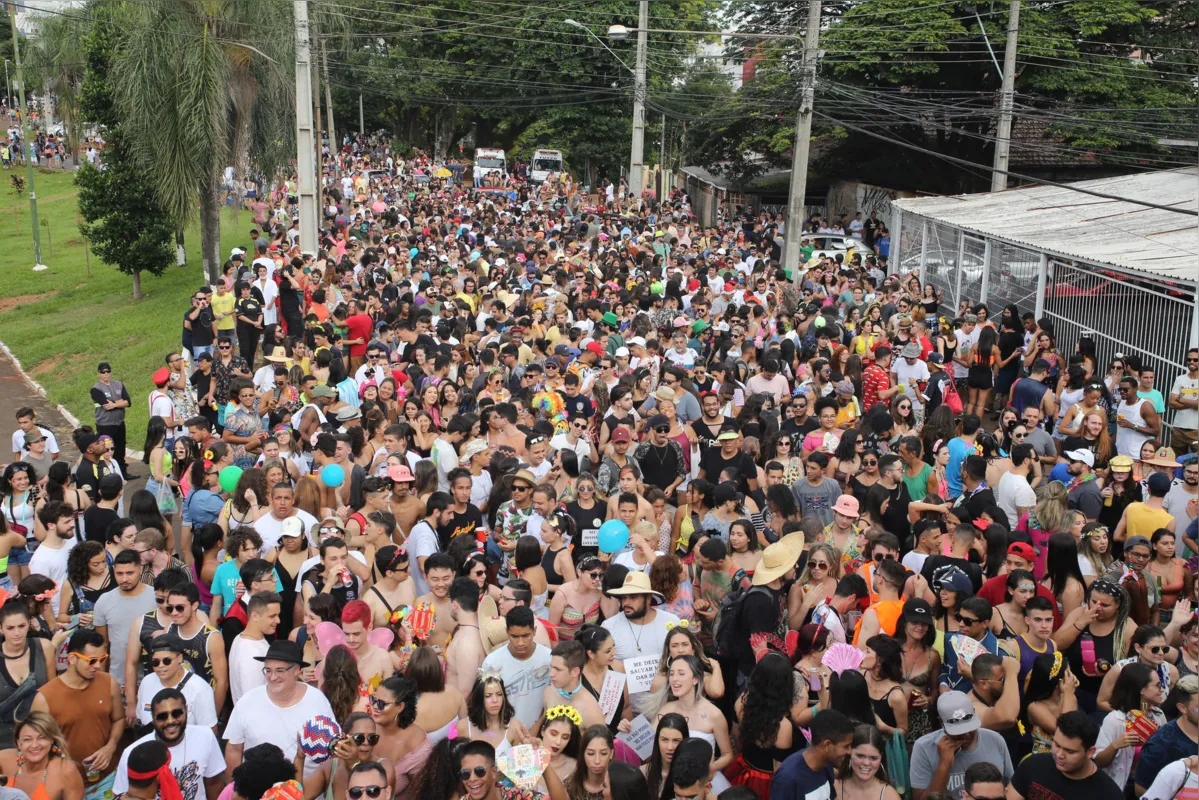 Multidão saiu às ruas para brincar o carnaval em Londrina 