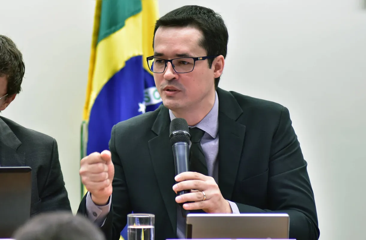 Imagem ilustrativa da imagem Força-tarefa da Lava Jato repudia "tentativa de interferência" de Bolsonaro  na PF
