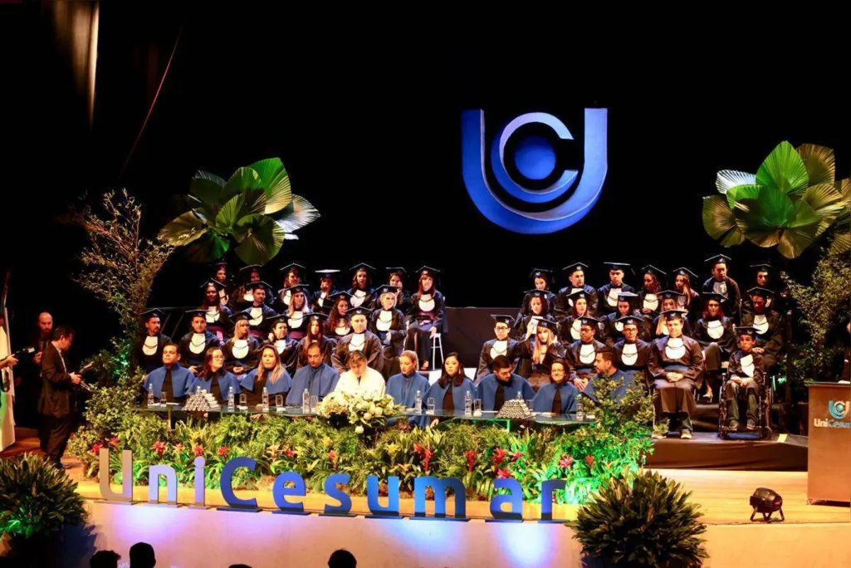Formandos tanto do ensino presencial como do ensino a distância, em foto oficial com as autoridades presentes