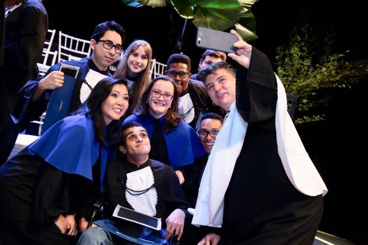 Selfie do diretor  com alguns formandos, para o álbum de recordações 