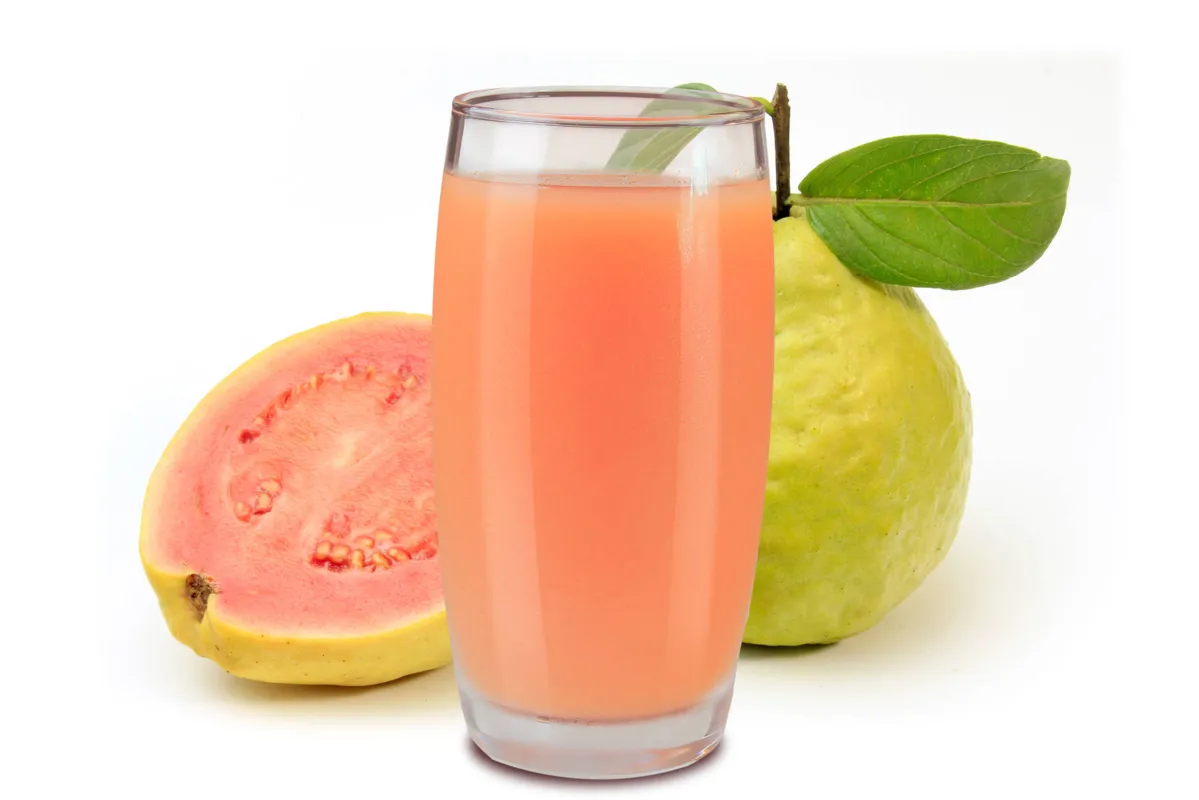Rico em vitamina C, o suco de goiaba aumenta as defesas imonológicas