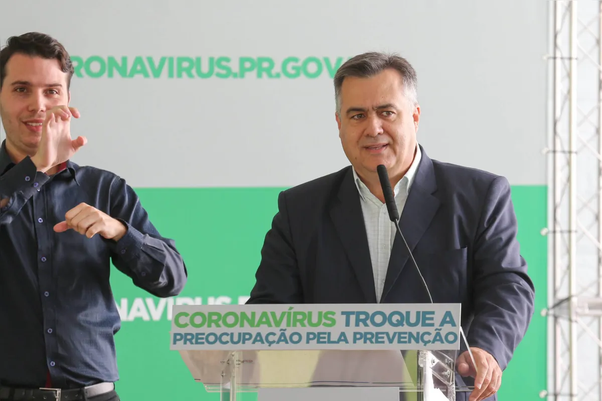 Secretário da Saúde, Beto Preto (à dir.), anuncia ampliação de leitos para cuidados em avanços do coronavírus no Paraná