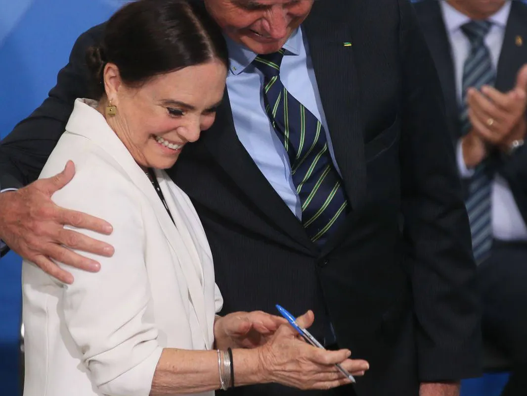 Regina Duarte exonerou integrantes da equipe ligadas a Olavo de Carvalho, incluindo o maestro Dante Mantovani, acendendo a raiva dos olavistas que se expressaram nesta quarta (4)