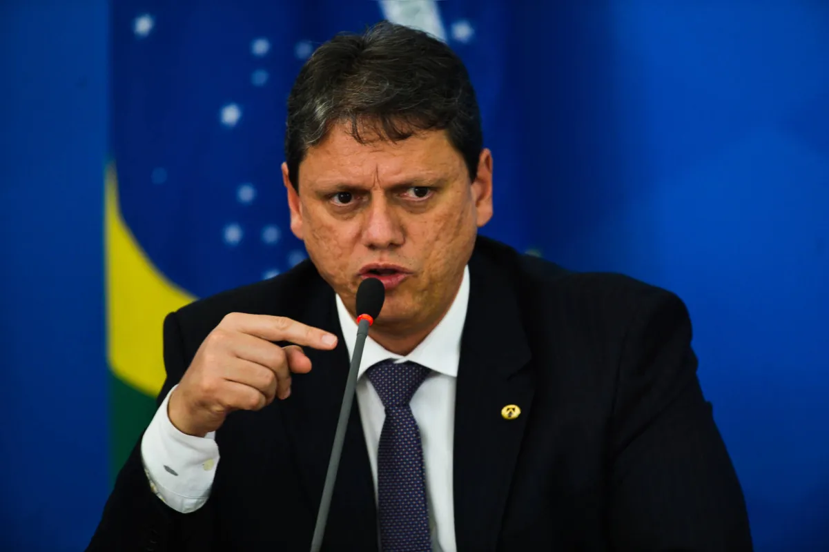 De acordo com o ministro Tarcísio de Freitas, os aviões chegarão ao Brasil até a próxima terça (21) 