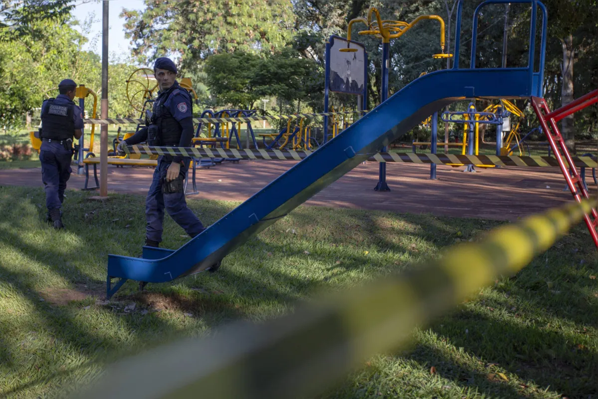 Agentes lacraram parquinho no Lago Igapó 3 e as entradas para o Aterro