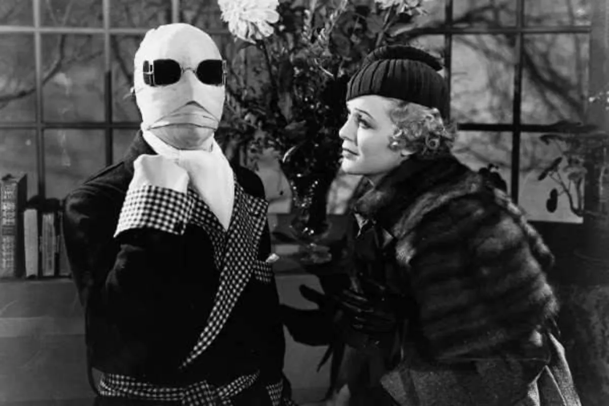 Na  primeira versão, de 1933,  foi muito difícil fazer o filme, a começar pelo truque de segurar a roupa do personagem invisível