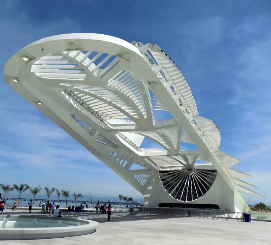 De concepção futurista, o Museu do Amanhã conta com recursos de sustentabilidade como a captação das águas da Baía da Guanabara para abastecer espelhos d'água e fornecer refrigeração