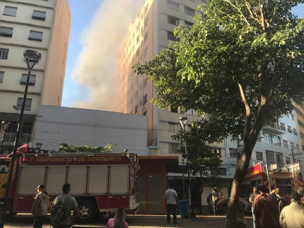 Imagem ilustrativa da imagem Incêndio atinge depósito no Calçadão de Londrina; veja vídeos