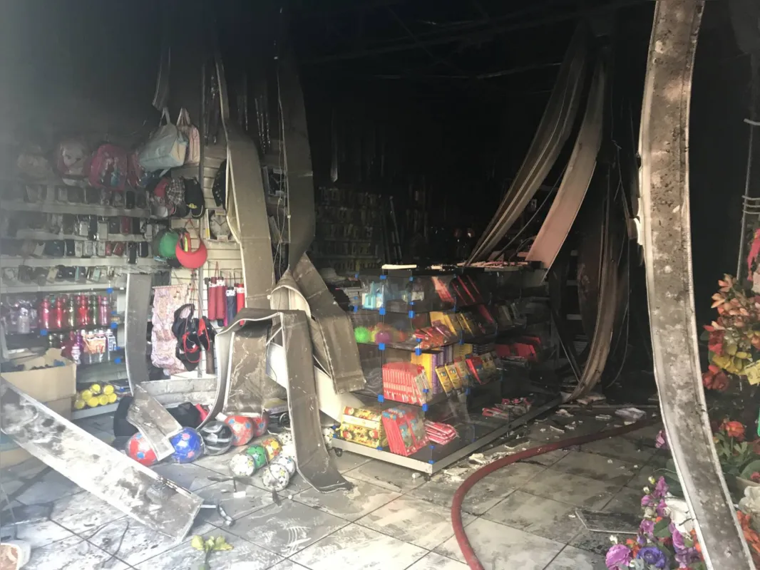 Imagem ilustrativa da imagem Incêndio atinge depósito no Calçadão de Londrina; veja vídeos