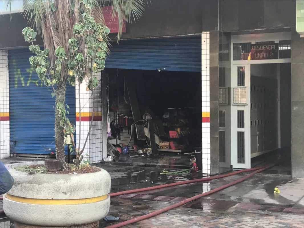 Imagem ilustrativa da imagem Incêndio atinge depósito no Calçadão de Londrina; veja vídeos