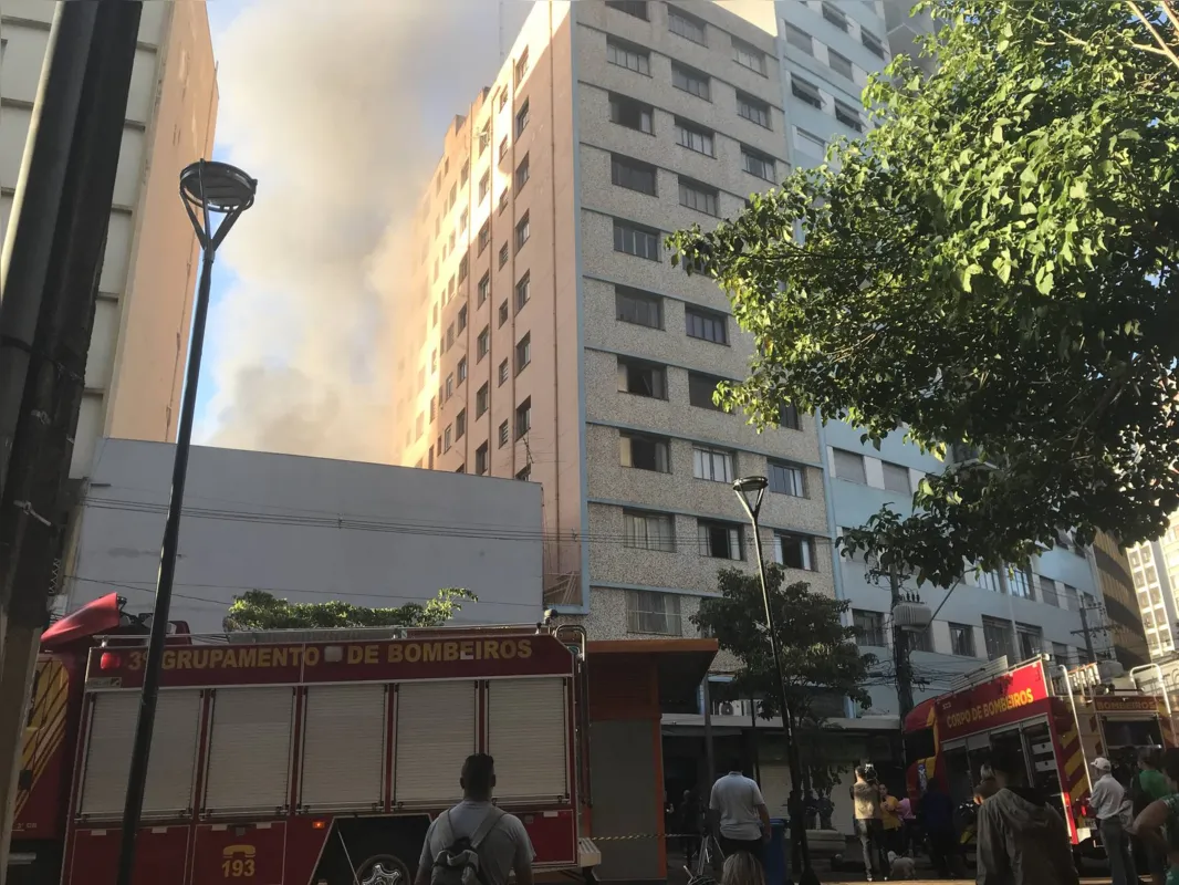 Ao todo, 30 homens do Corpo de Bombeiros foram mobilizados, três viaturas de combate a incêndio, um caminhão tanque e a plataforma de combate