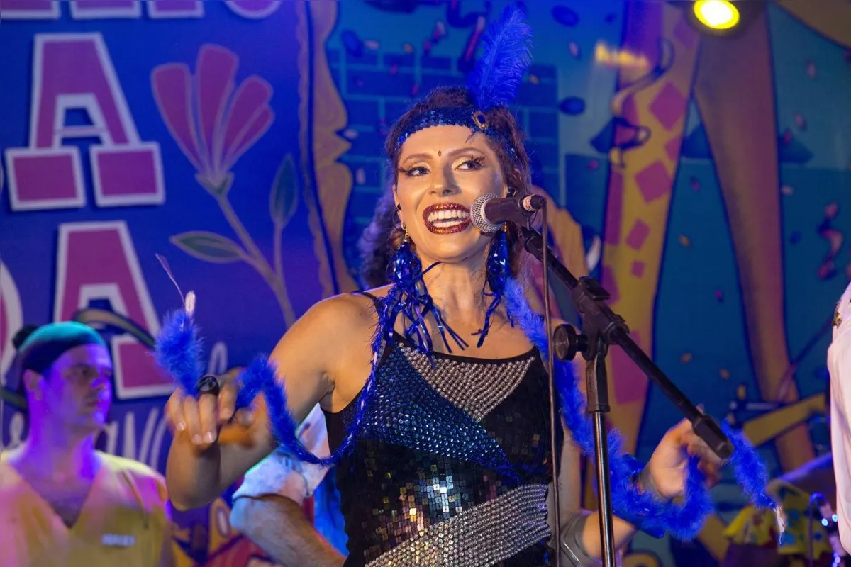 Gisele de Oliveira, cantora do BBQ: "São só quatro dias de carnaval, temos que nos permitir"