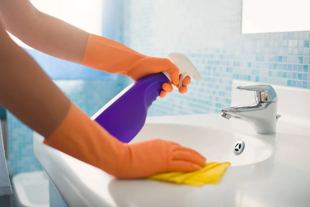 O paciente em isolamento deve limpar as áreas com as quais teve contato, como pia e vaso