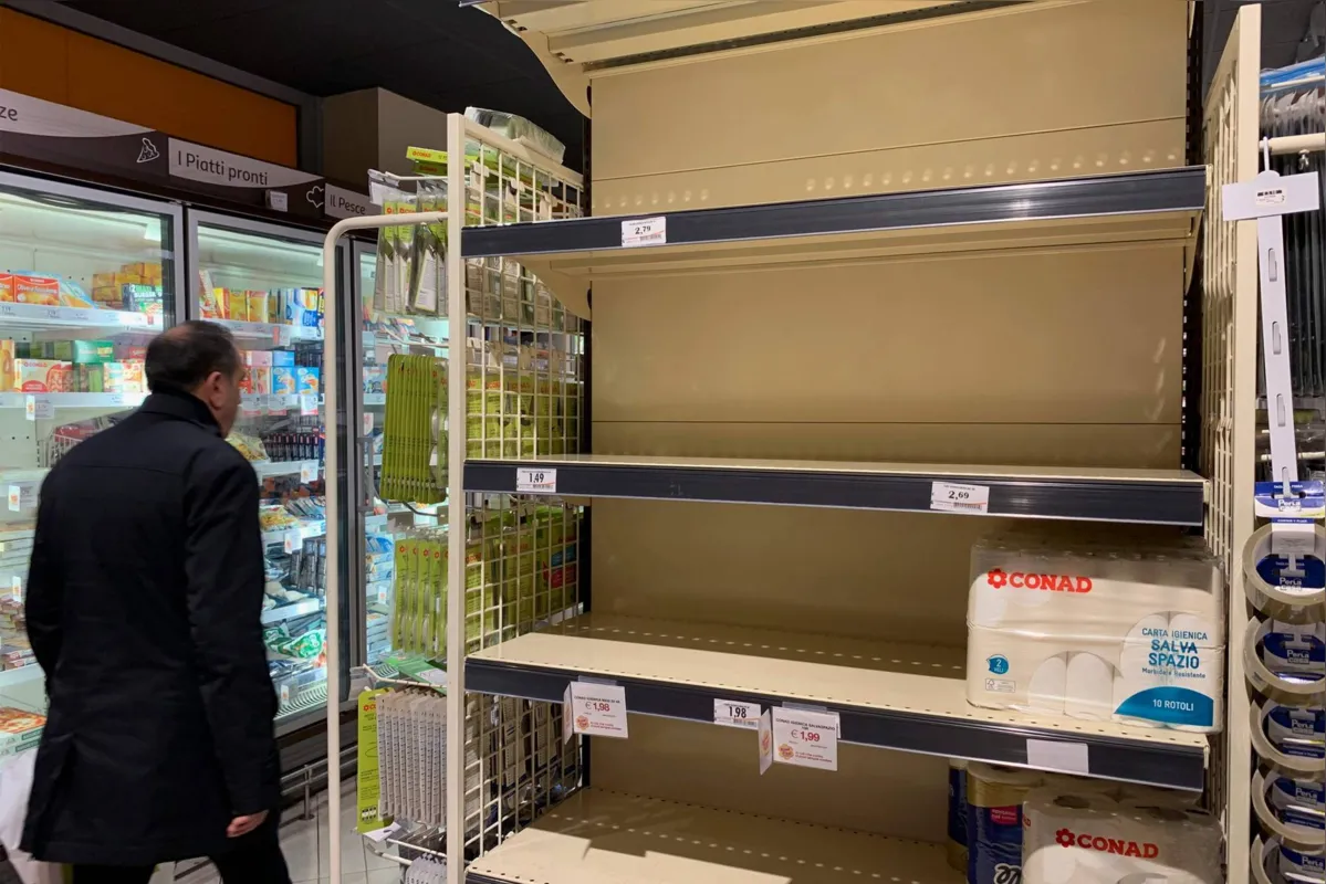 Em Milão, prateleiras de supermercados ficaram vazias após consumidores estocarem alimentos em casa