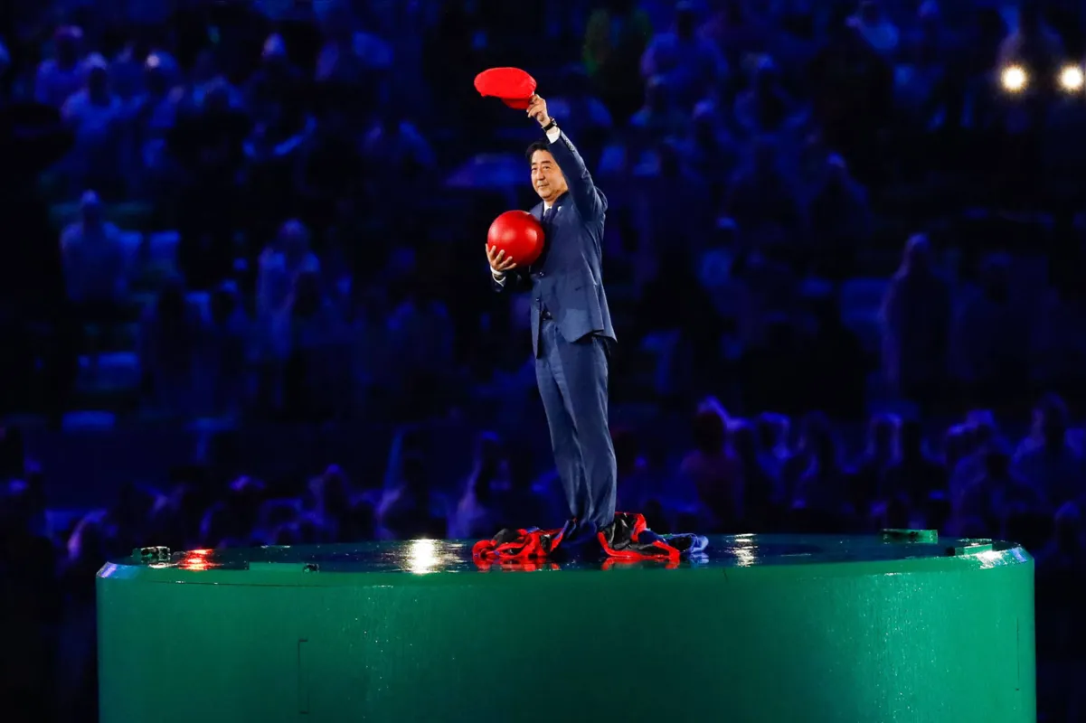 Primeiro-ministro japonês, Shinzo Abe,. no show de encerramento da Olimpíada 2016, disputada no Brasil