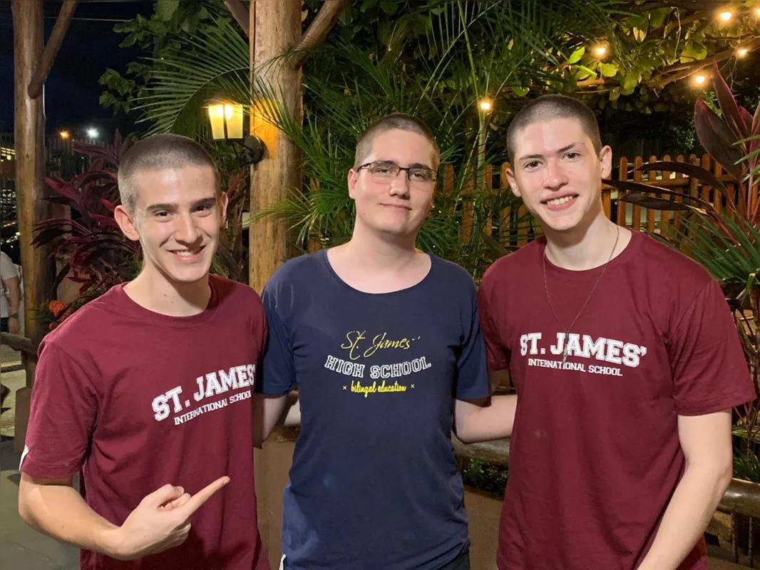 Imagem ilustrativa da imagem Jovens comemoram aprovação em vestibulares