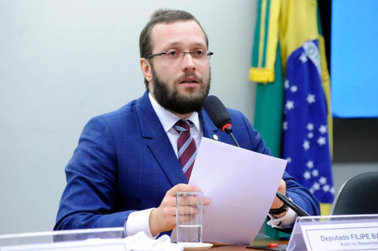 Imagem ilustrativa da imagem Justiça determina que Filipe Barros retire ofensas da Internet