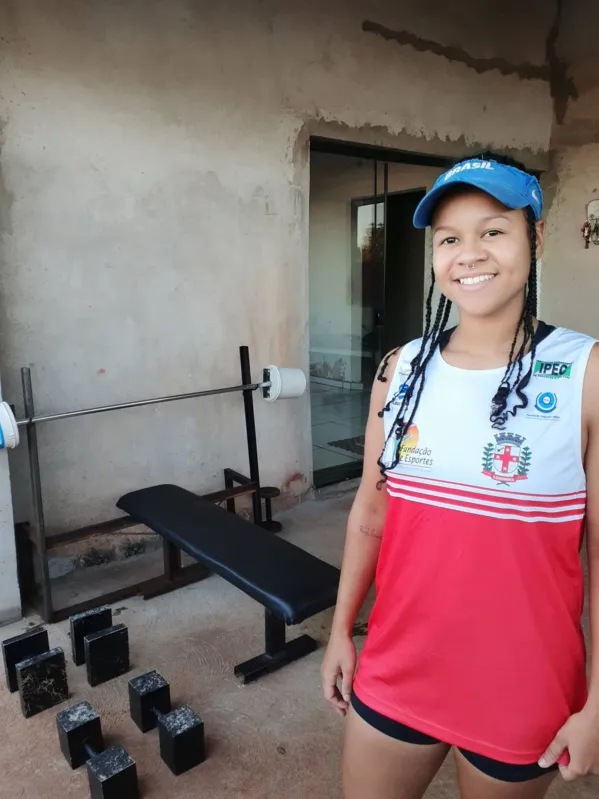 Shayara Ribeiro treina em uma academia improvisada no quintal de casa