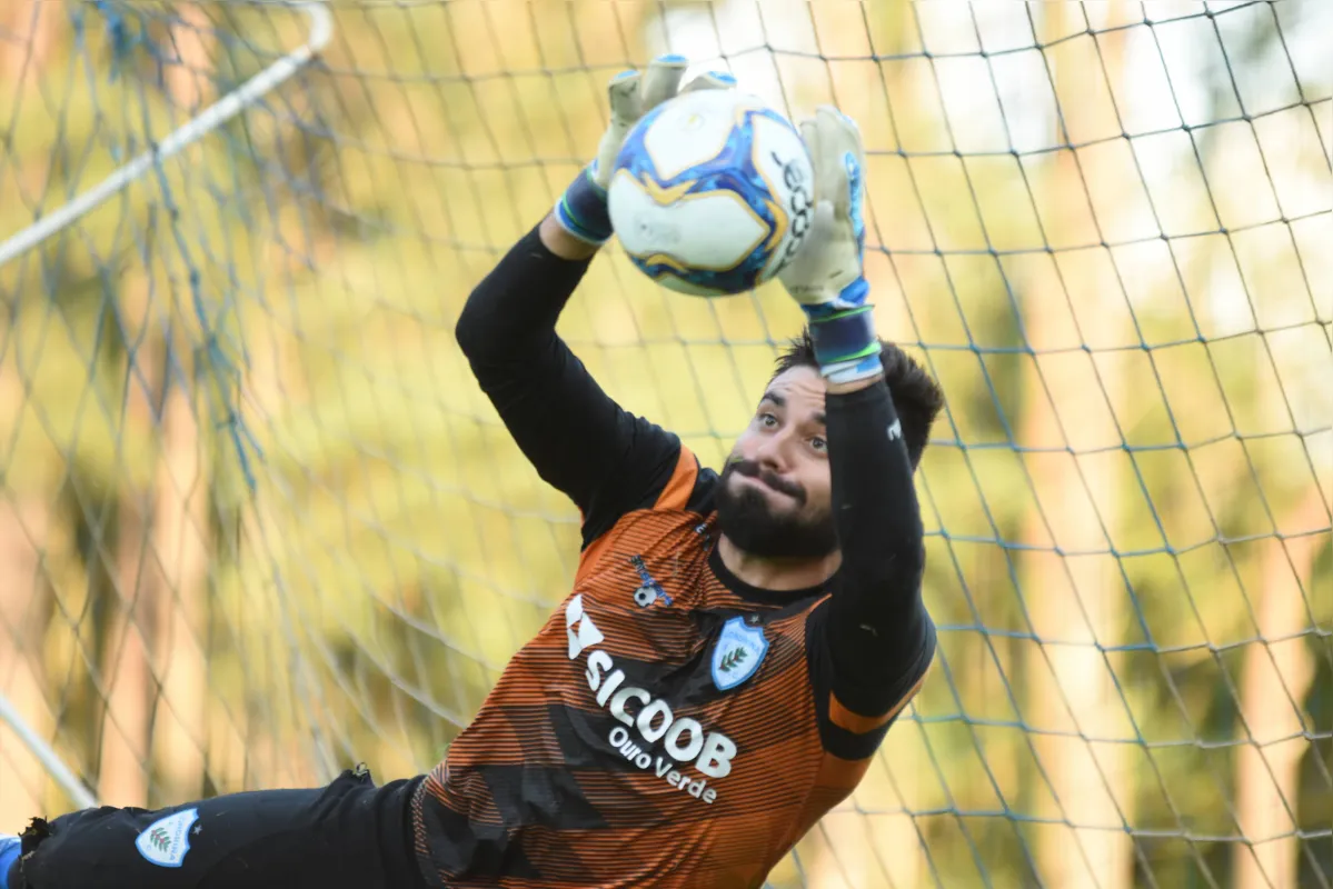 Goleiro Matheus Albino tem sido um dos poucos do elenco isento das críticas da torcida