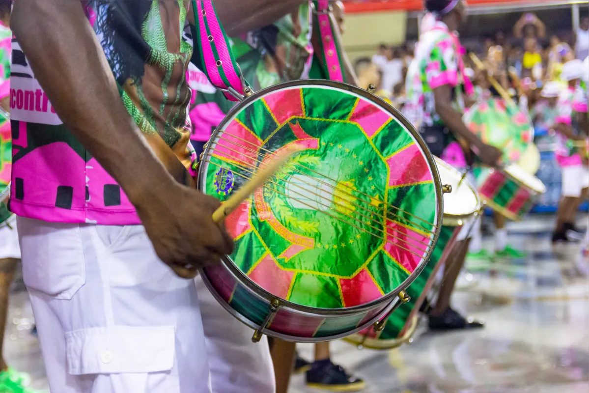 26 integrantes da bateria oficial da Mangueira se apresentam em Londrina nesta sexta