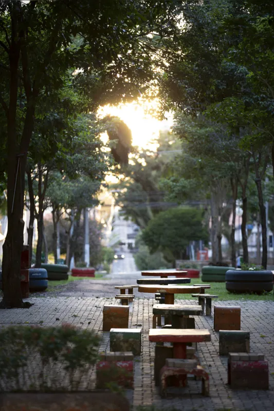 Bosque Central: as mesas de jogos desocupadas fazem parte do cenário da cidade esvaziada