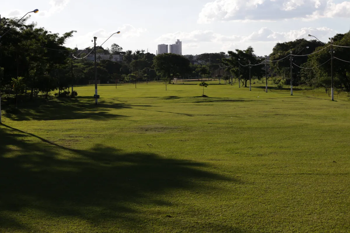 Imagem rara do Aterro do Igapó: local de diversão e lazer ficou vazio no domingo, população alterou completamente a rotina