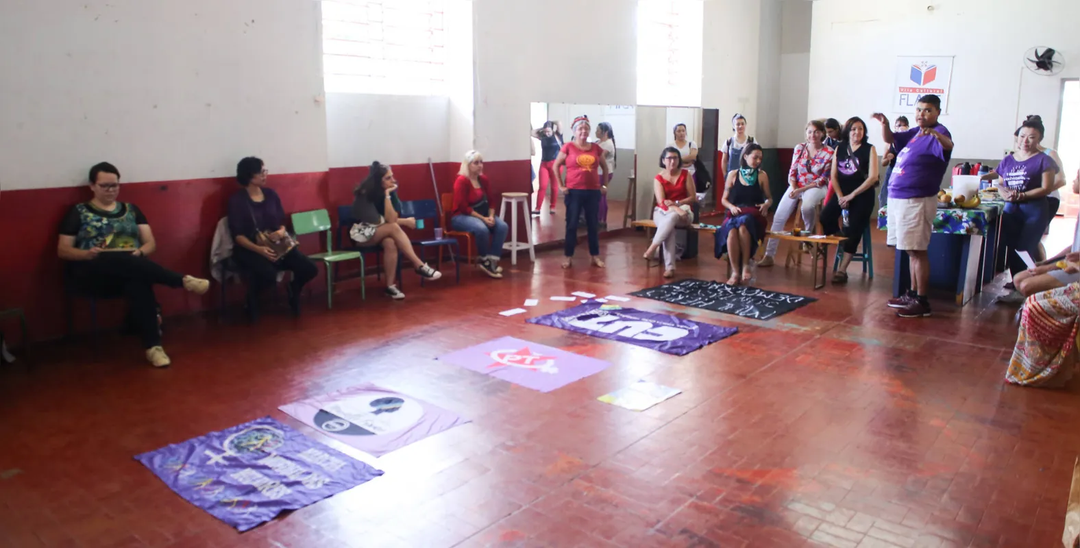 Representantes de coletivos feministas e outras entidades participaram de uma roda de conversa no Dia Internacional da Mulher na Vila Cultural Flapt, na zona norte