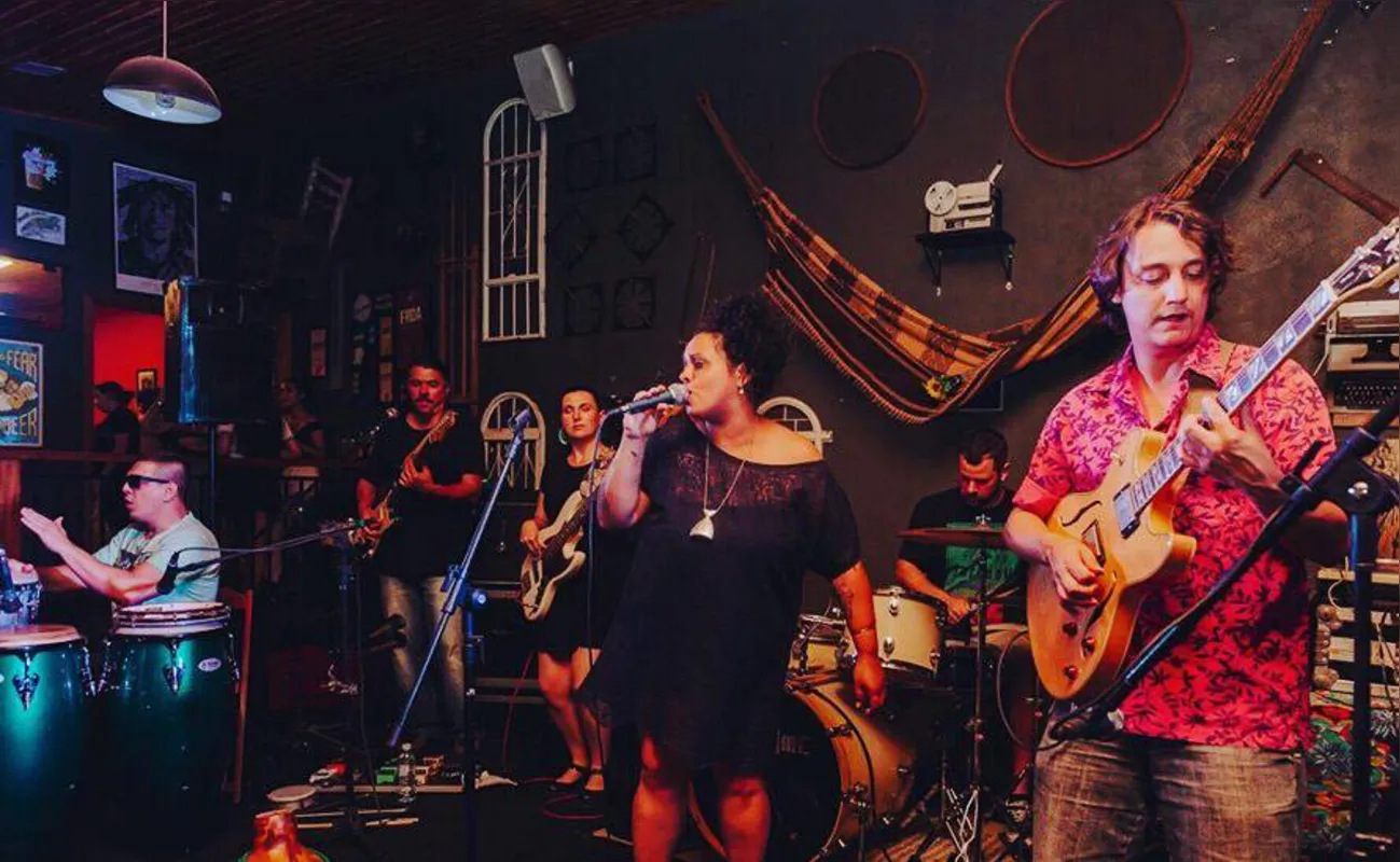 A Orquestra Ouro Verde também anima a folia do Trio do Bafo Quente com sambas, batuques e brasilidades
