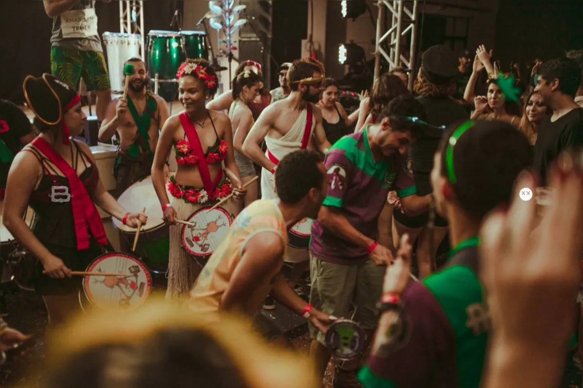 O Bloco Pé Vermelho é formado por universitários reunindo 13 baterias de diversos cursos e instituições da cidade
