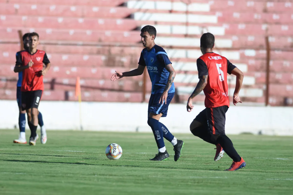 Após cumprir suspensão, Pedro Cacho pode voltar a ser titular no domingo