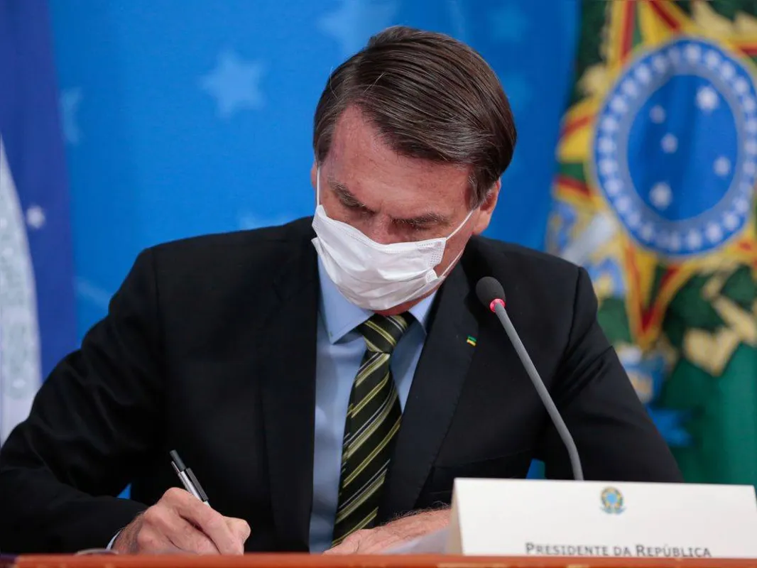 Imagem ilustrativa da imagem MP de Bolsonaro suspende contrato de trabalho por 4 meses