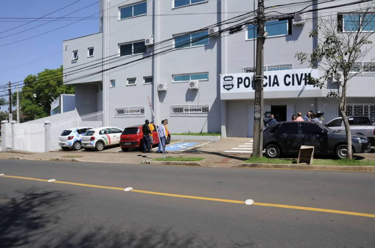 Imagem ilustrativa da imagem Mãe é presa após deixar filho pegar arma e atirar contra a mão em Londrina