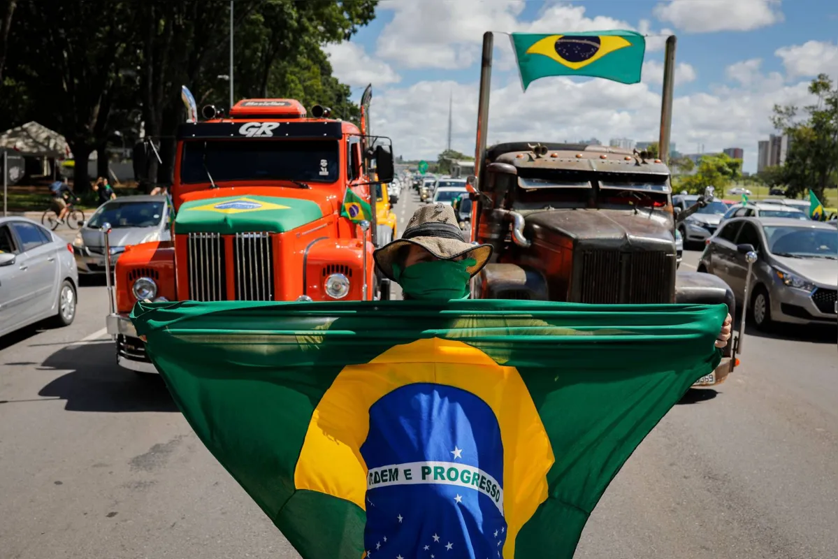 Apoiadores de Bolsonaro fizeram carreata em Brasília contra o Rodrigo Maia e o isolamento social pela covid-19