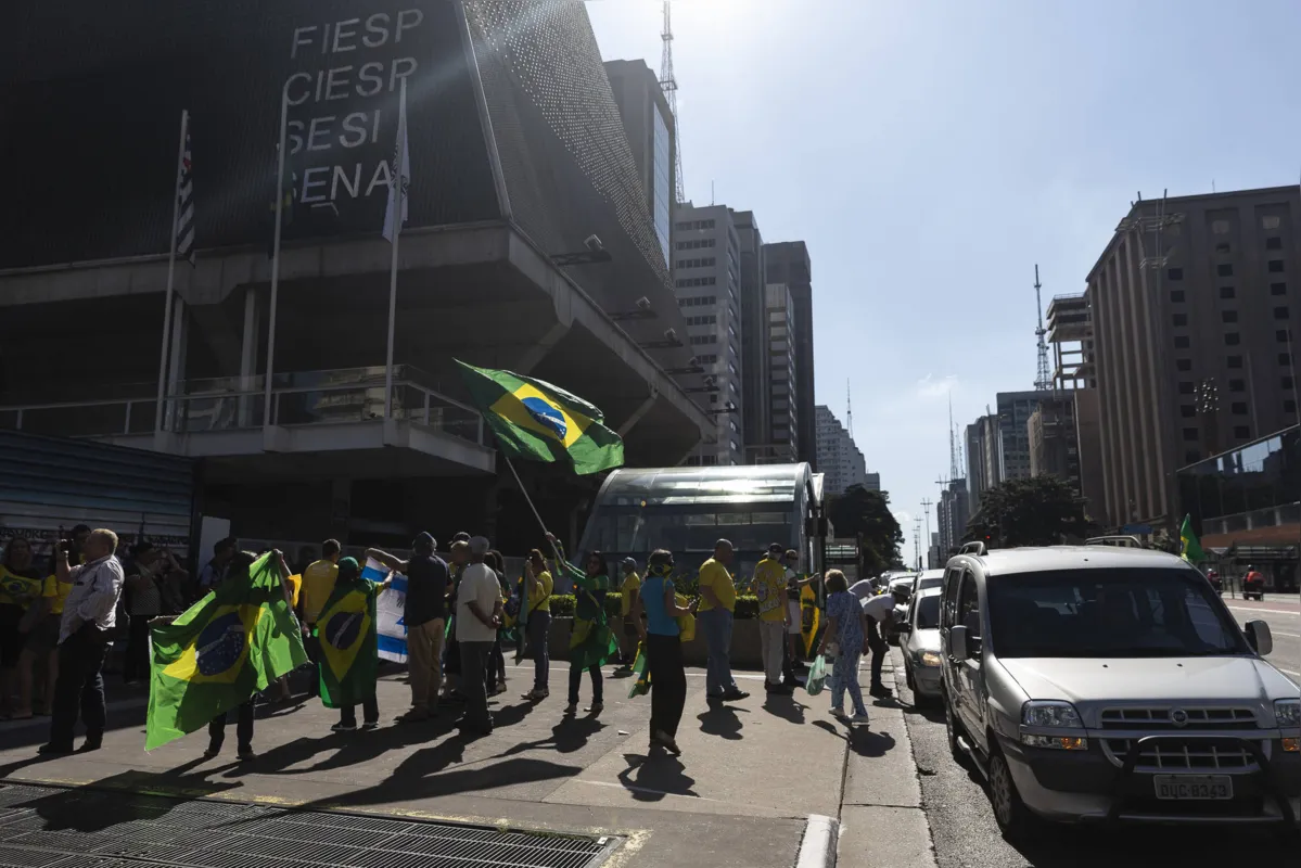 Cerca de 200 simpatizantes de Bolsonaro se reuniram em São Paulo, desrespeitando todas as medidas de isolamento recomendadas por especialistas 
