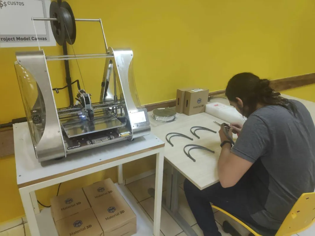 Imagem ilustrativa da imagem Máscaras faciais são produzidas com impressora 3D em Londrina