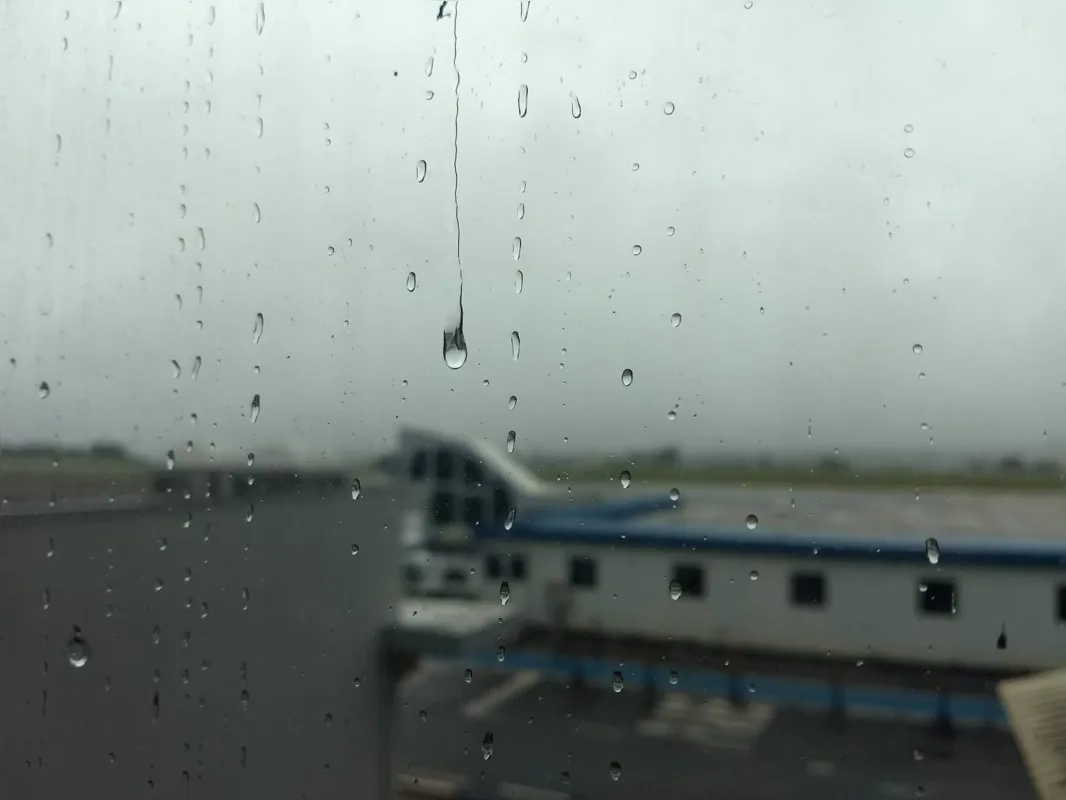 Mau tempo provocou o cancelamento de voos em Londrina. 