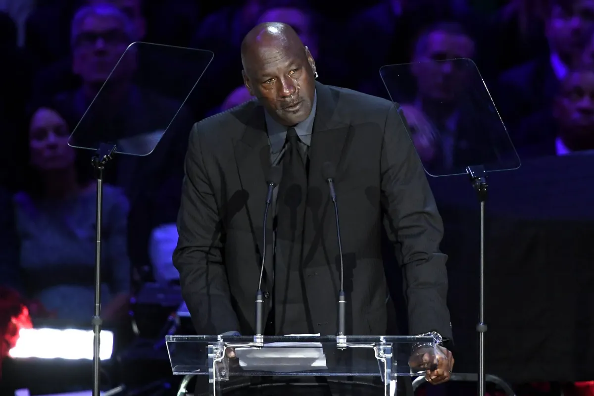 Michael Jordan se emociona durante cerimônia no ginásio Staples Center, em Los Angeles, onde a esposa de Kobe Bryant agradeceu ao carinho dos fãs