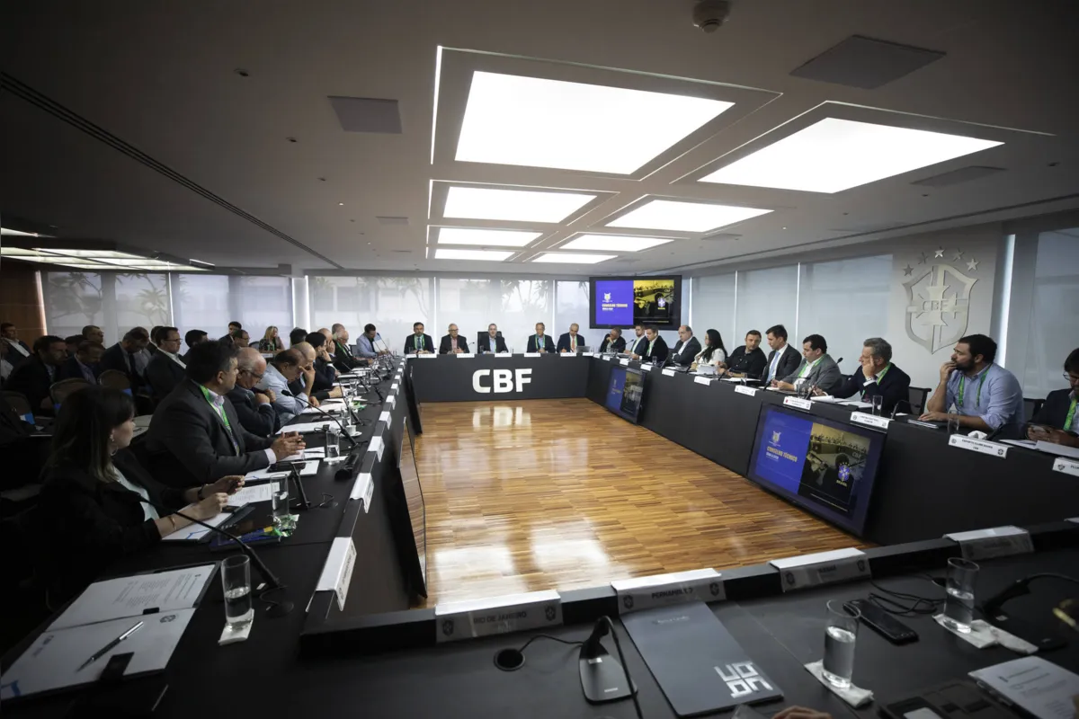Imagem ilustrativa da imagem Ministério da Saúde faz ressalvas a guia da CBF para volta do futebol