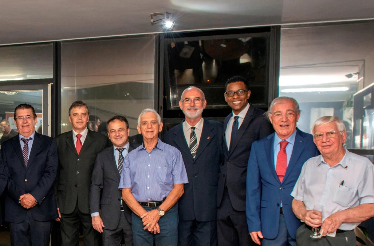 Integrantes do Fórum, Ary Sudan, Heverson Feliciano, Narciso Picinati, Gilberto Melo, Florindo Dalberto e Paulo Sendin, com o chefe de gabinete da prefeitura, Tadeu Felismino e o vereador Junior Santos Rosa