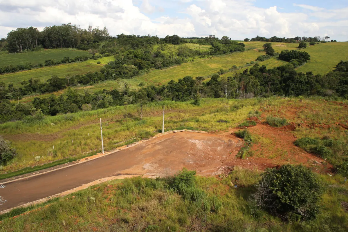 A área destinada  para descarte de resíduos sólidos fica próximo do córrego Água Cafezal