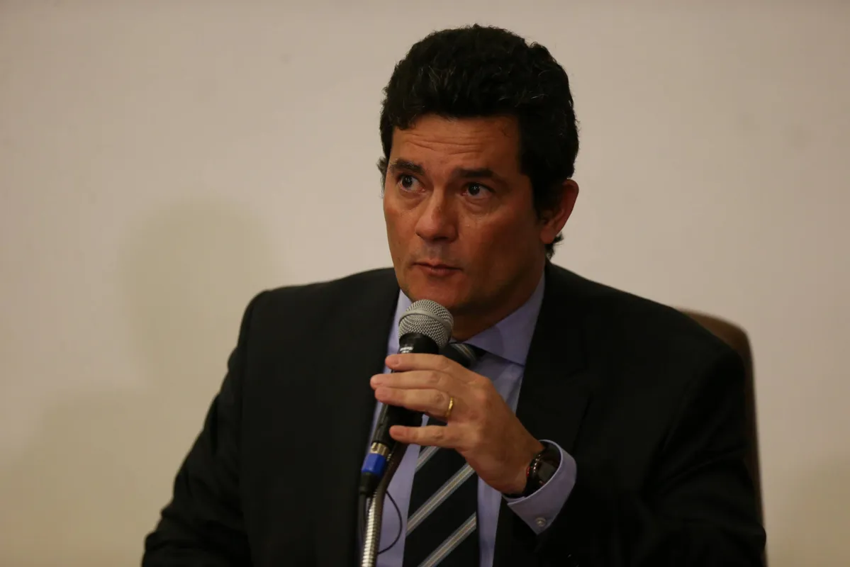 Moro deixa o governo de Jair Bolsonaro após a exoneração do diretor-geral da Polícia Federal, Maurício Valeixo, ter sido publicada nesta madrugada no Diário Oficial da União