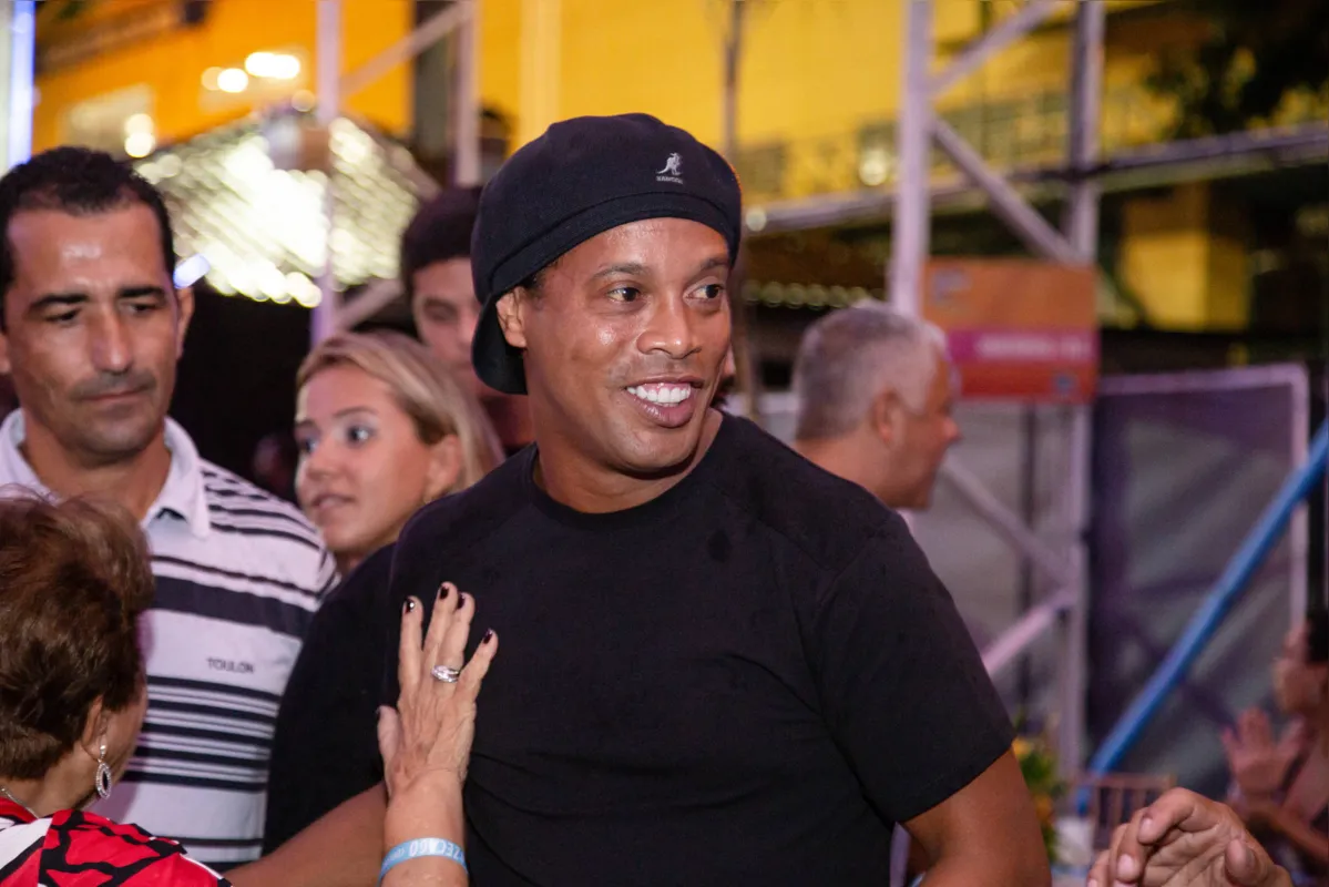 Imagem ilustrativa da imagem Não haveria motivo para não jogar futebol na prisão, diz Ronaldinho