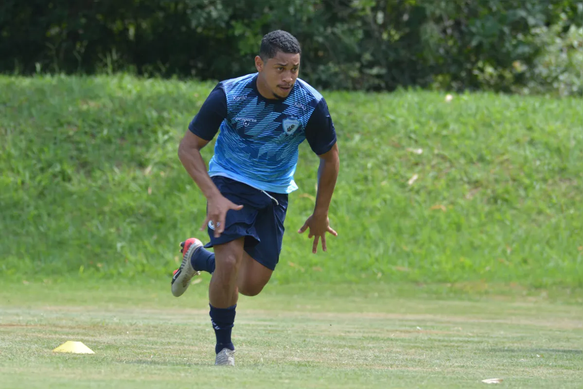 Atacante Ruster Santos chegou esta semana e pode estrear sábado diante do Rio Branco