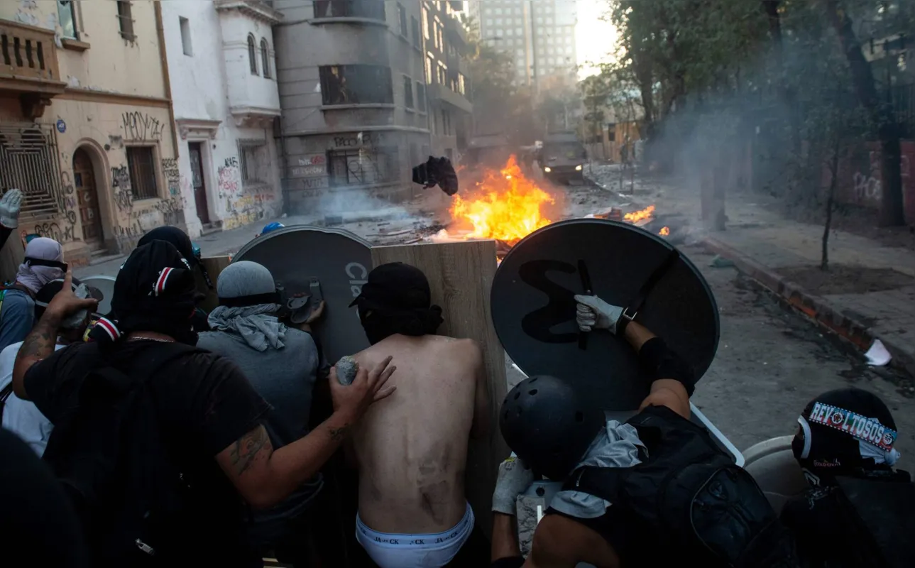Manifestantes saquearam lojas, destruíram estações de metrô, montaram barricadas nas ruas que impediram a circulação de ônibus e atacaram postos policiais