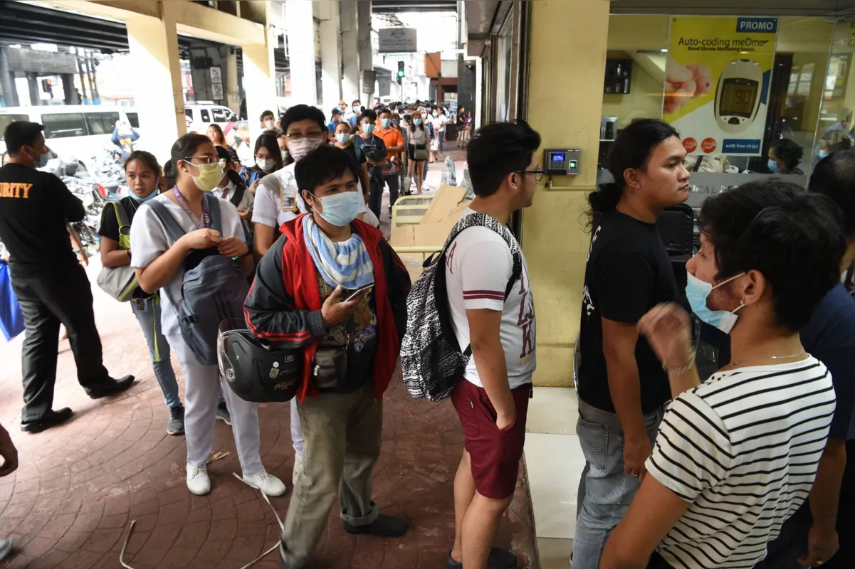 Pessoas fazem fila em Manila (Filipinas) onde uma loja de suprimentos médicos distribui máscaras protetoras de graça em 31 de janeiro